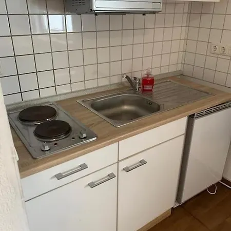 Kleine Moblierte 1-zimmer In Apartment